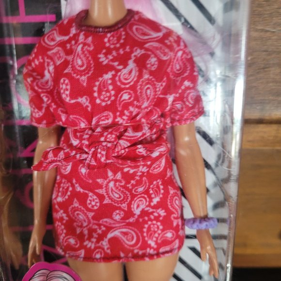 Barbie 2019 Fashionista # 151 Pink Hair - Picture 8 of 17